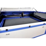 Zbliżenie na stół roboczy plater miody plotera co2 do metali