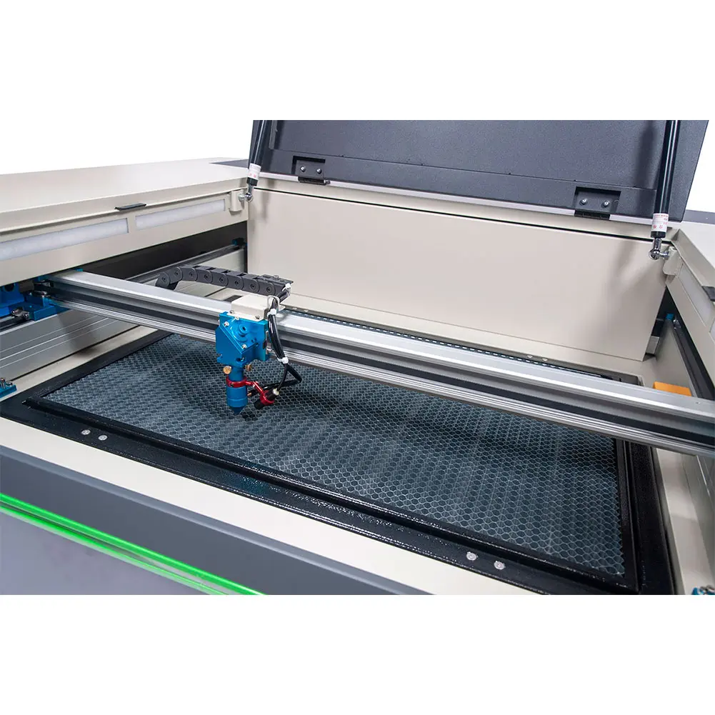 Ploter co2 widok na plaster miodu i głowicę laserową