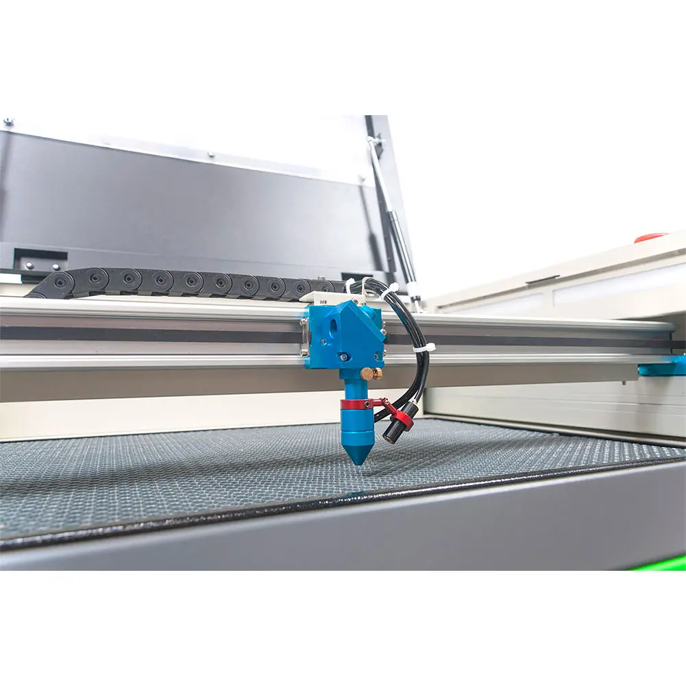 Głowica laserowa w ploterze co2