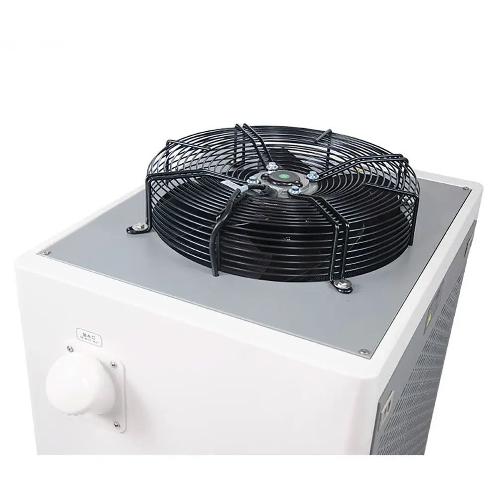 Widok od góry na wentylator chłodnicy CW-6200