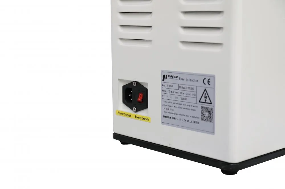 Tylny panel pochłaniacza oparów z gniazdem zasilania i oznaczeniami CE