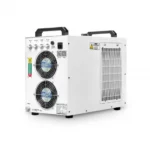 Widok pod kątem chłodnicy wody TEYU CW-5200 T Series, tył i lewy bok z kratką wentylacyjną.