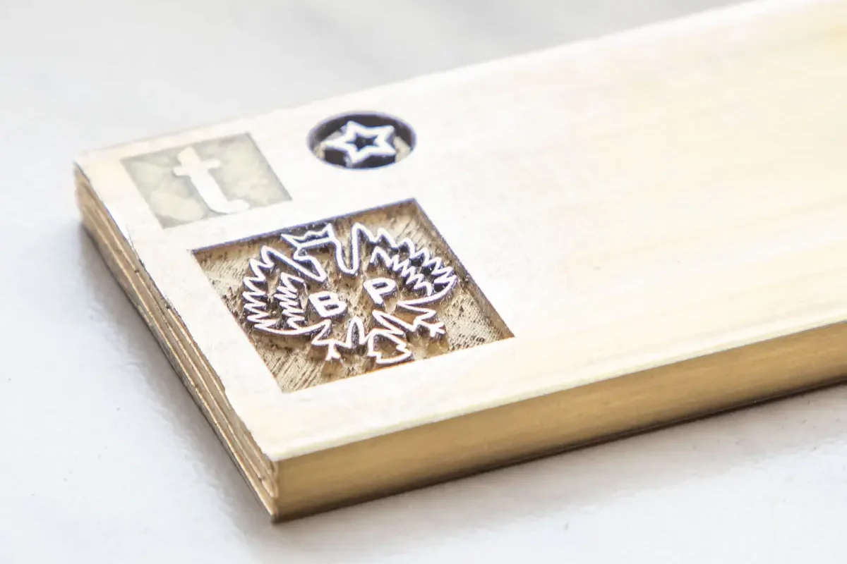 Głęboki grawer w płytce mosiężnej