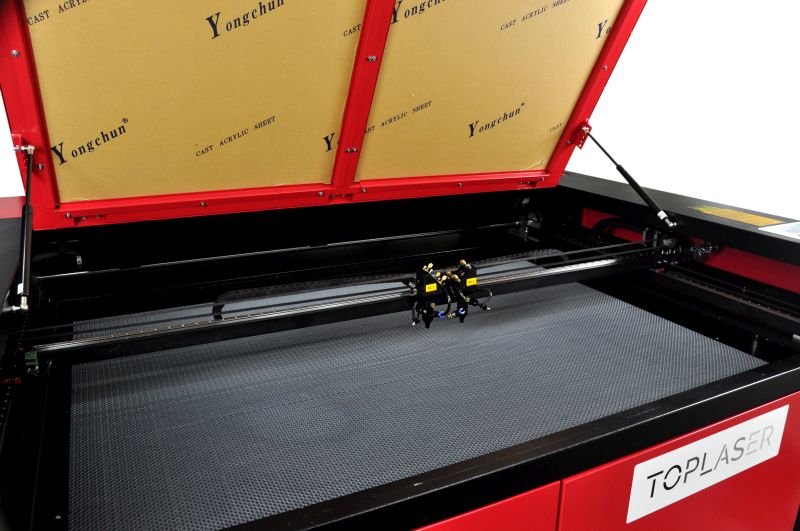 ploter laserowy co2 1490 zbliżenie na stól roboczy