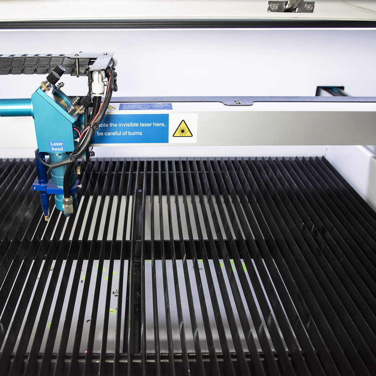 Stół roboczy i głowica ploterze laserowym CO2 Jowuey 7050