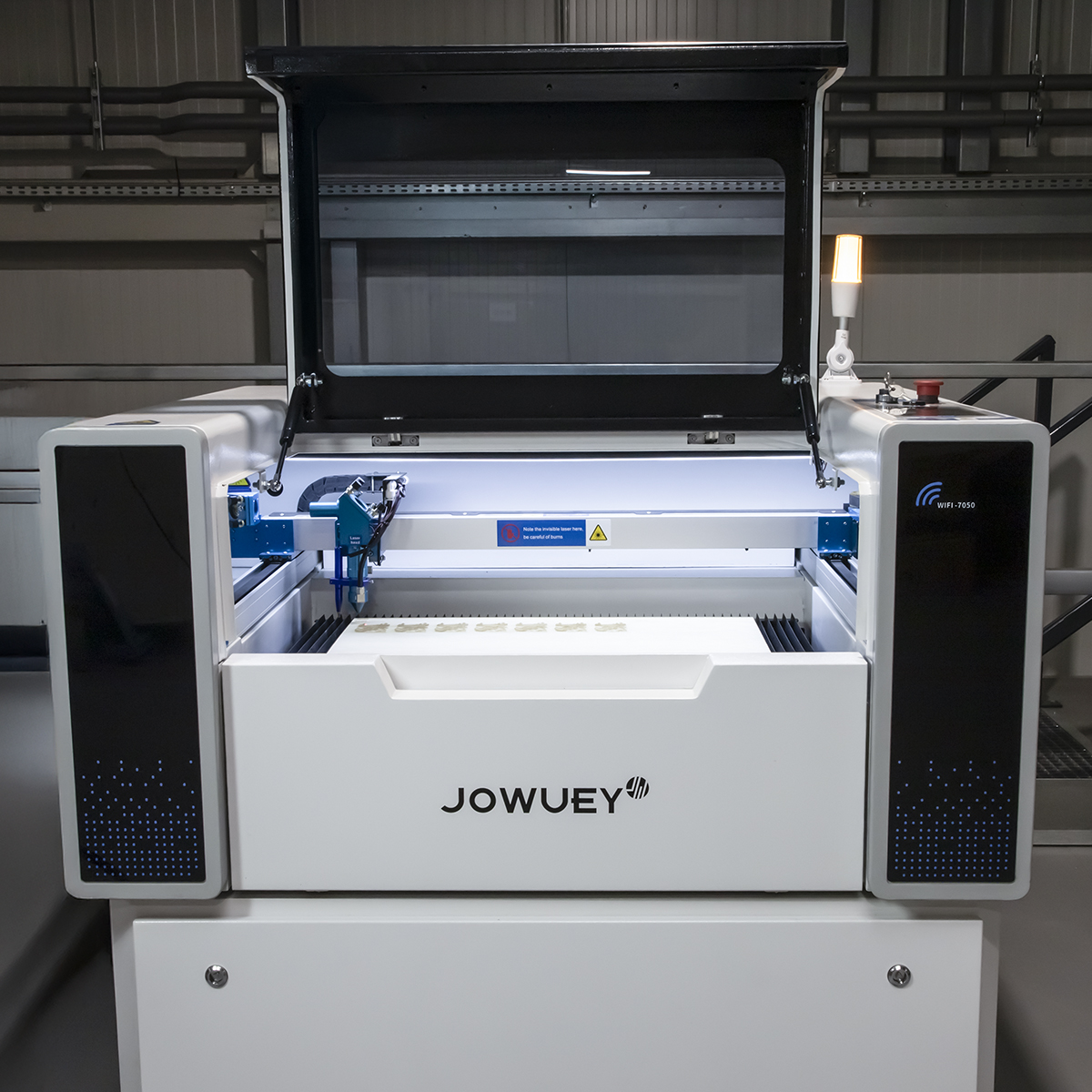 Ploter laserowy CO2 jowuey na stole, otwarta klapa