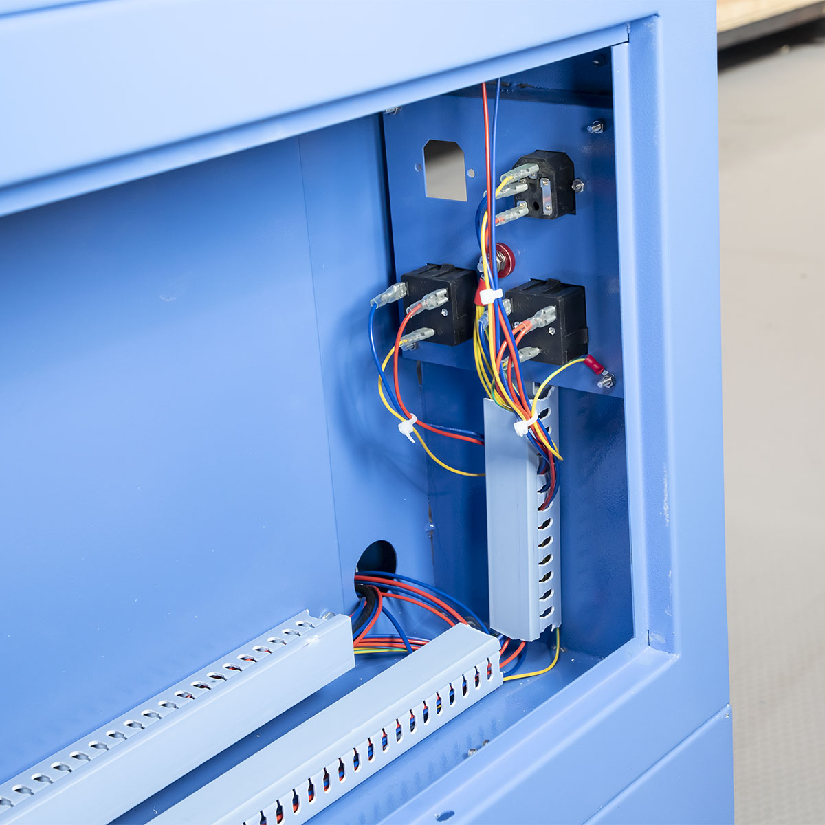 Ploter laserowy CO2 1610 widok na komorę boczną otwartą