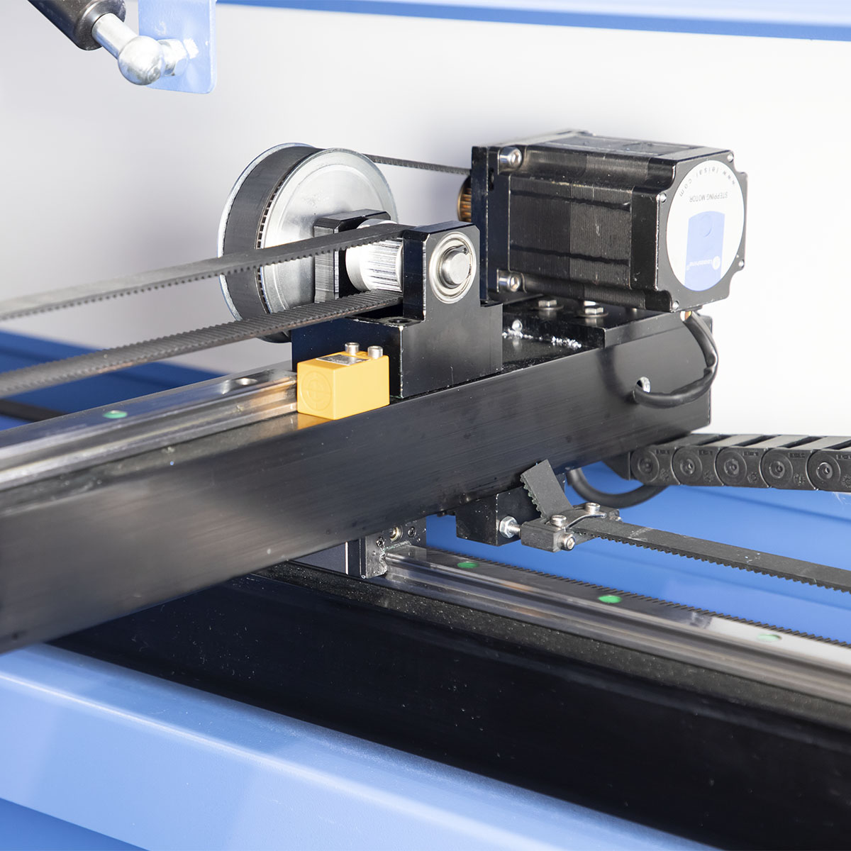 Ploter laserowy CO2 1610 zbliżenie na silnik osi x