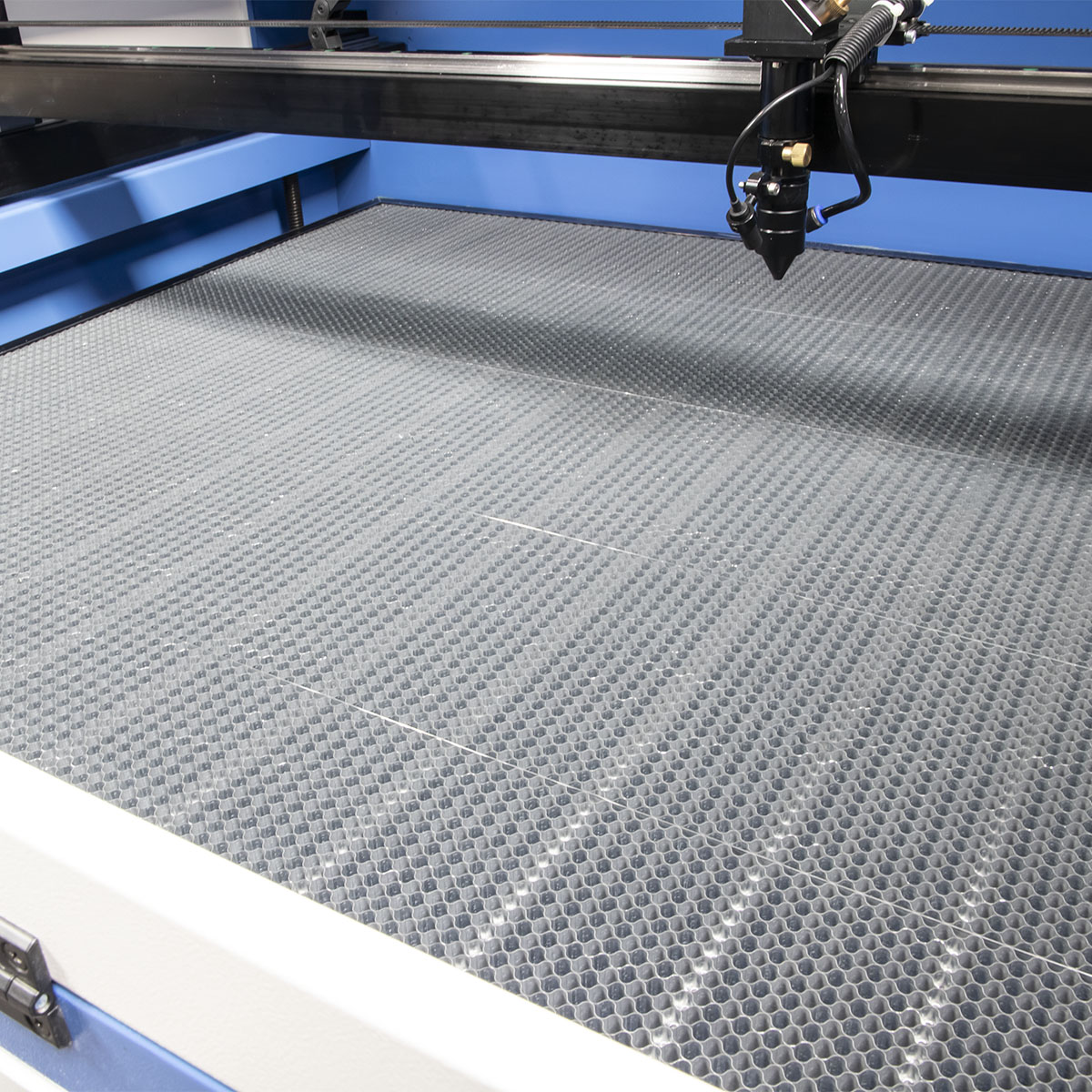 Ploter laserowy CO2 1610 zbliżenie na stół roboczy plaster miodu