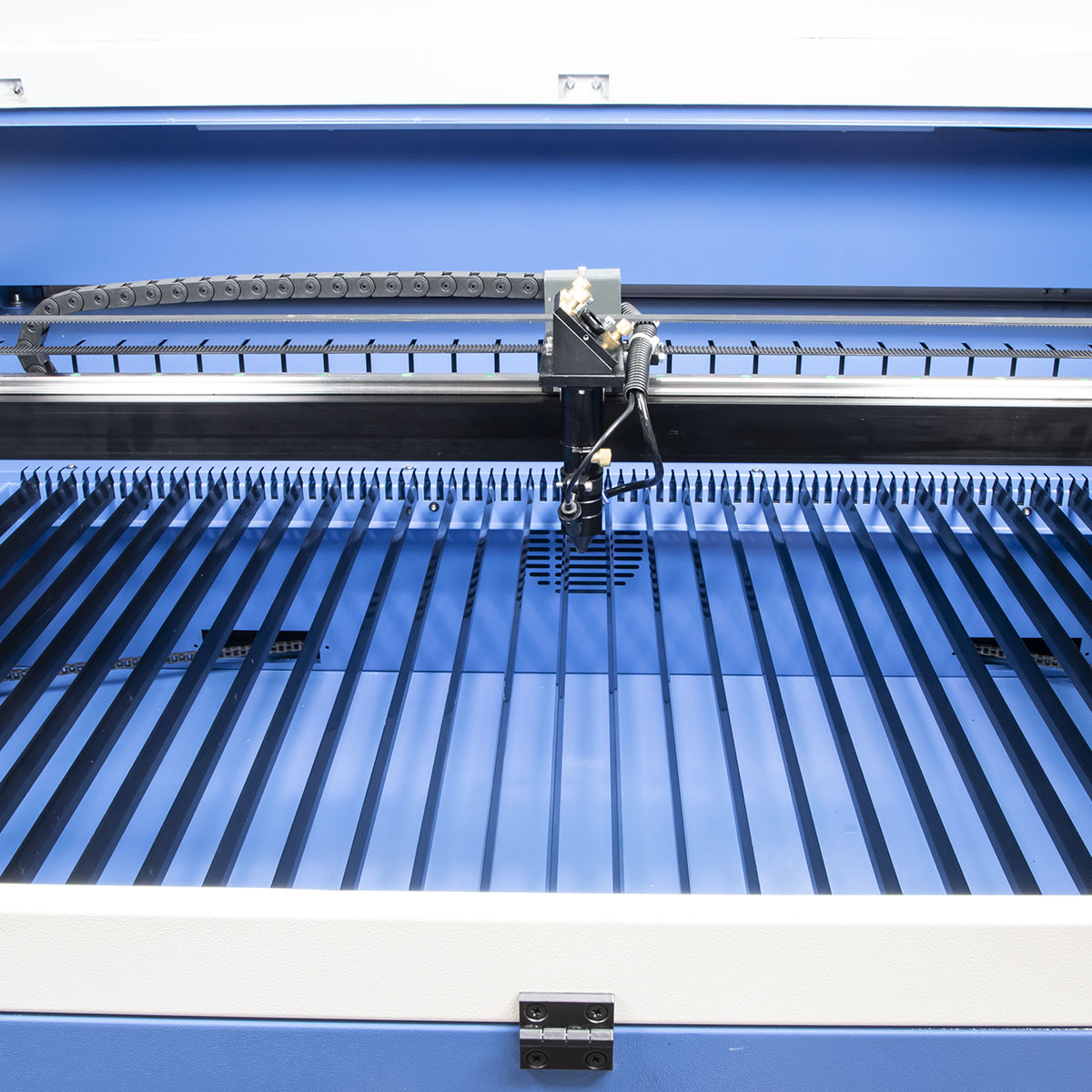 Ploter laserowy CO2 1610 widok na pole robocze i głowicę