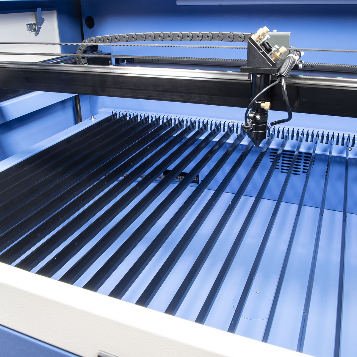 Ploter laserowy CO2 1610 widok na stół roboczy nozowy