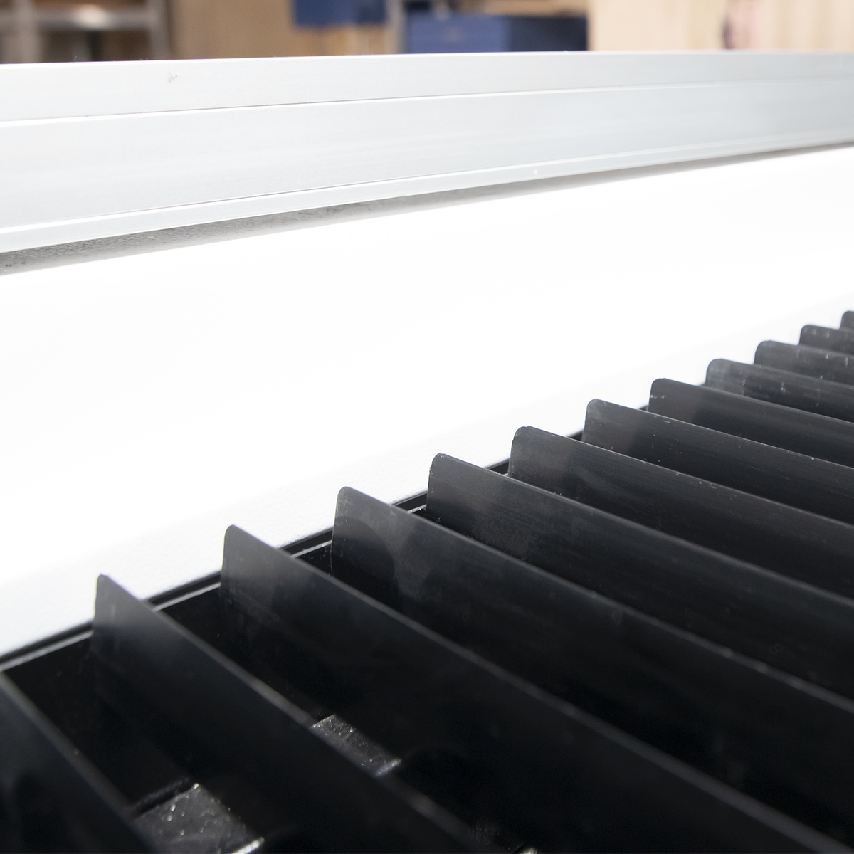 Zbliżenie na stół nożowy plotera CO2 JOwuey