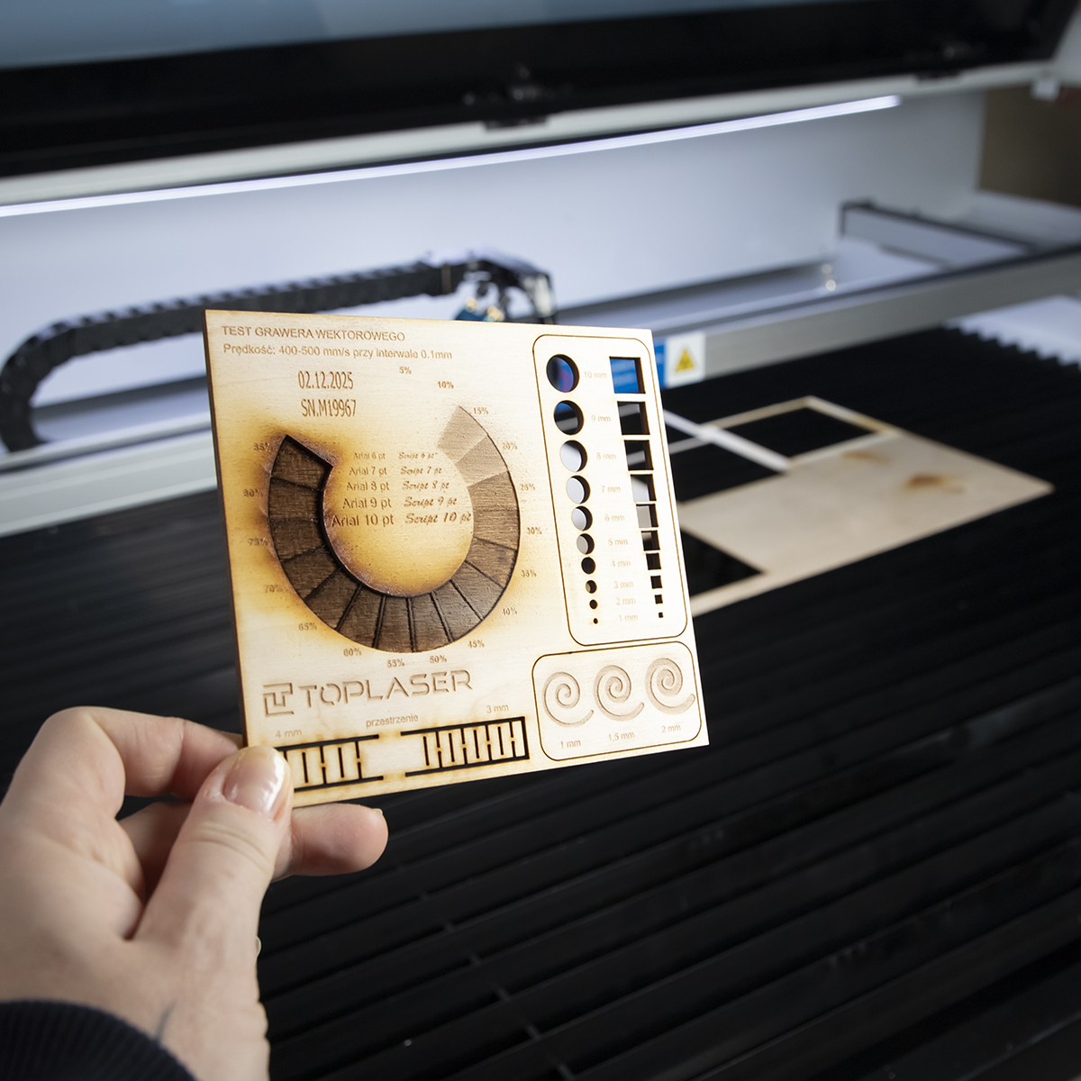 sklejka wygrawerowana i wycięta n aploterze laserowym CO2 Jowuey