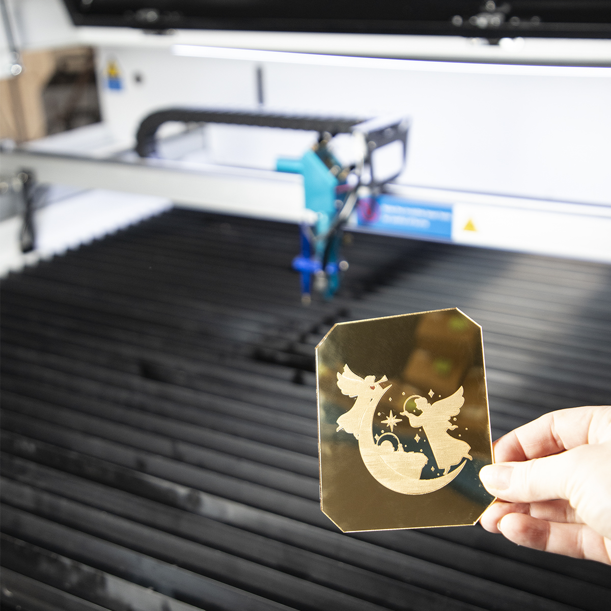 złota pleksi wygrawerowana i wycięta n aploterze laserowym CO2 Jowuey