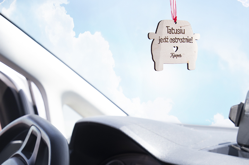 Zawieszka do auta wycinana i grawerowana na ploterze co2