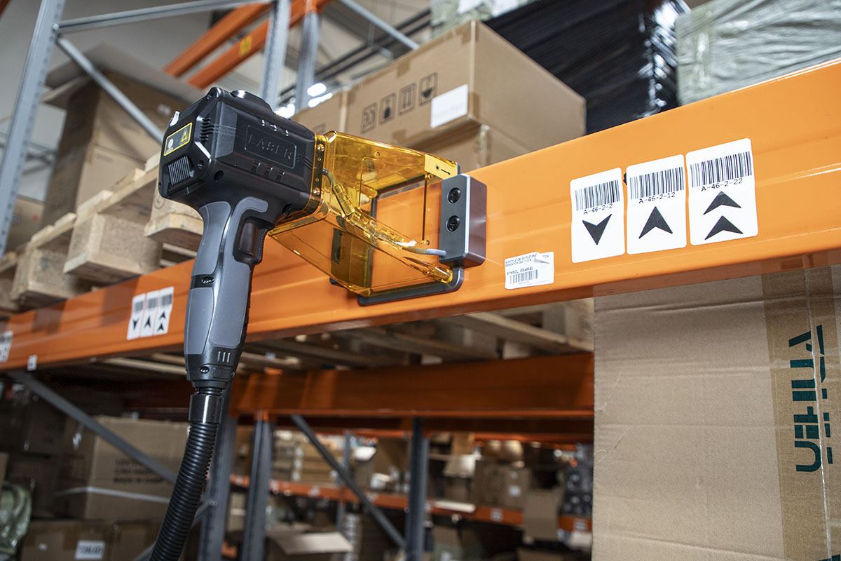 Znakowarka przenosna fiber z elektromagnesem znakowanie regału magazynowego