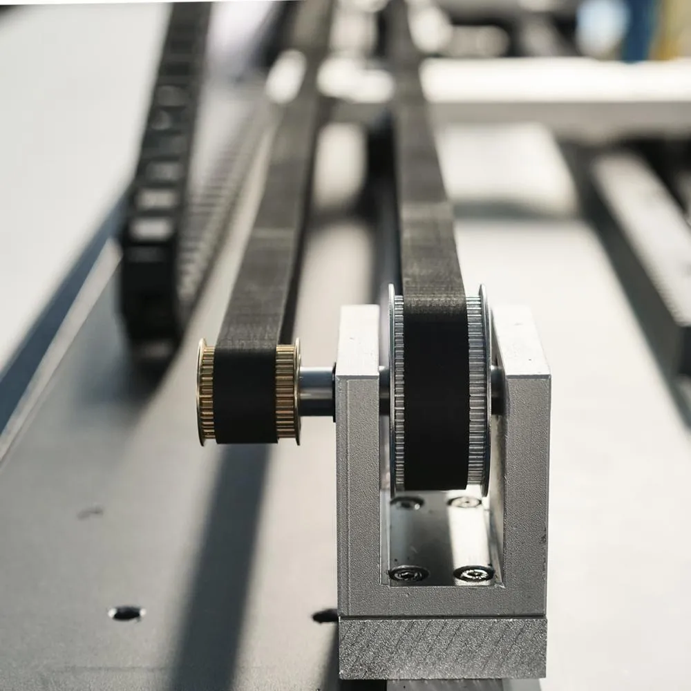 ploter laserowy co2 jowuey zbliżenie na Napęd pasowy z aluminiowym mocowaniem i kołami zębatymi