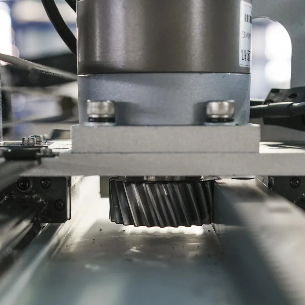 Ploter co2 jowuey zbliżenie na Silnik i przekładnie zębatą osi X