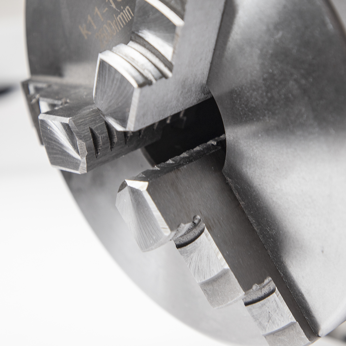 Przystawka obrotowa do znakowarki fiber zbliżenie na uchwyty