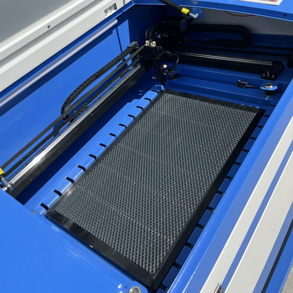 Ploter laserowy co2 6040 zbliżenie na stół roboczy plaster miodu