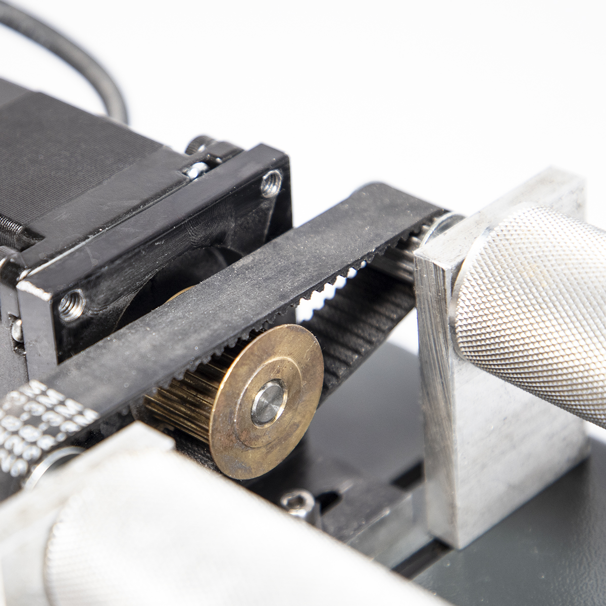 Zbliżenie na naped przystawki obrotowej do plotera co2