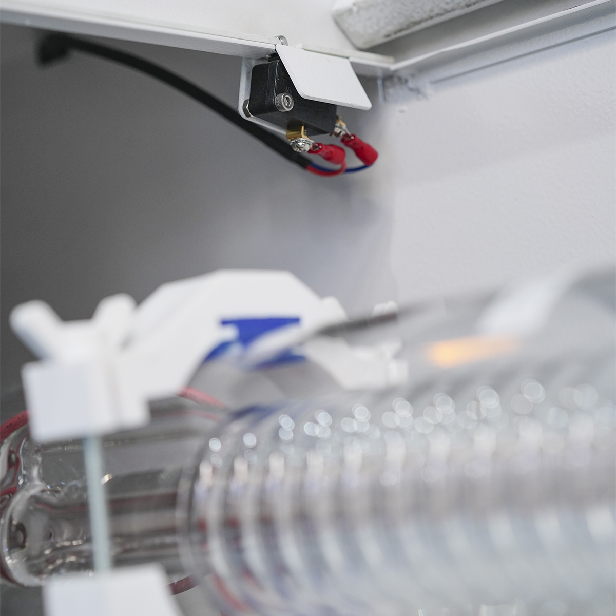 ploter co2 9060 Jowuey zbliżenie na Czujnik krańcowy obudowy komory lasera