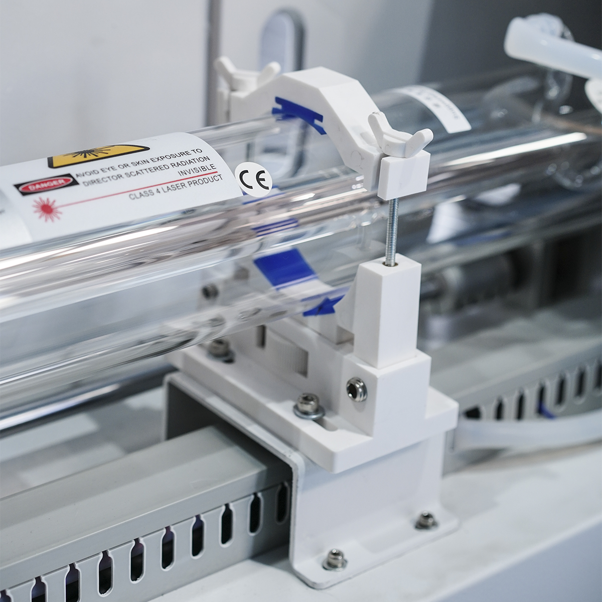 Ploter co2 9060 Jowuey zbliżenie na uchwyty tuby laserowej