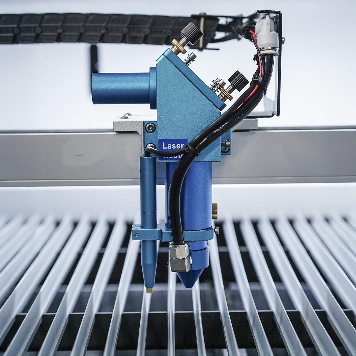 Ploter co2 9060 Jowuey i zbliżenie na głowicę lasrową