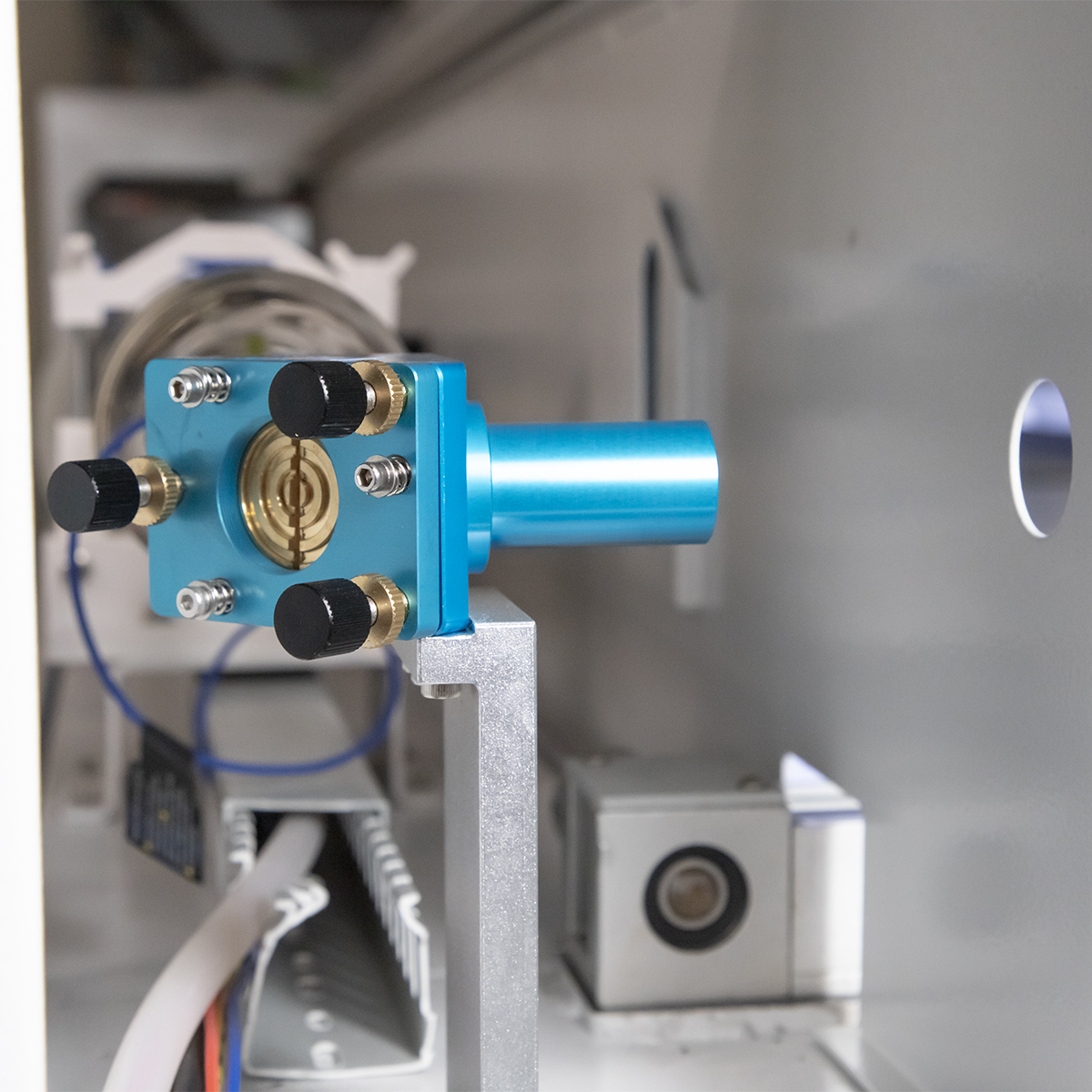 Ploter co2 Jowuey zbliżenie na lustro z osłona optyki