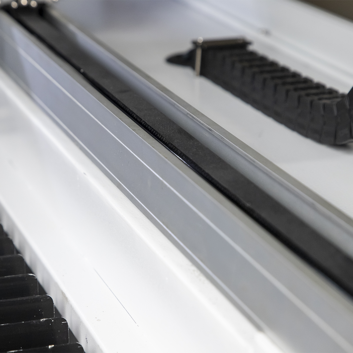 Ploter laserowy co2 Jowuey Szyna prowadząca osi roboczej z zabezpieczonym prowadzeniem kabli