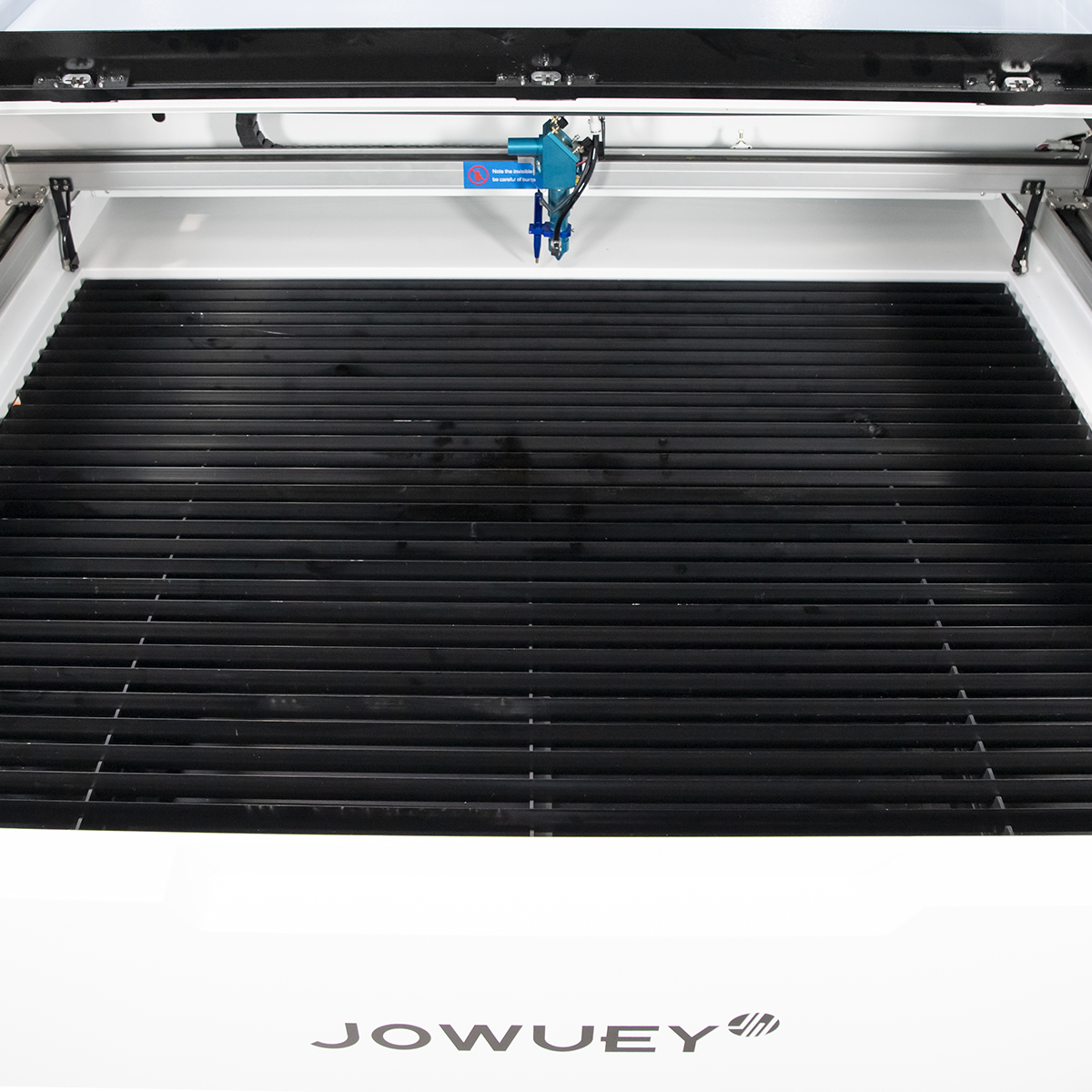 Ploter laserowy co2 Jowuey zbliżenie na pole robocze z głowicą