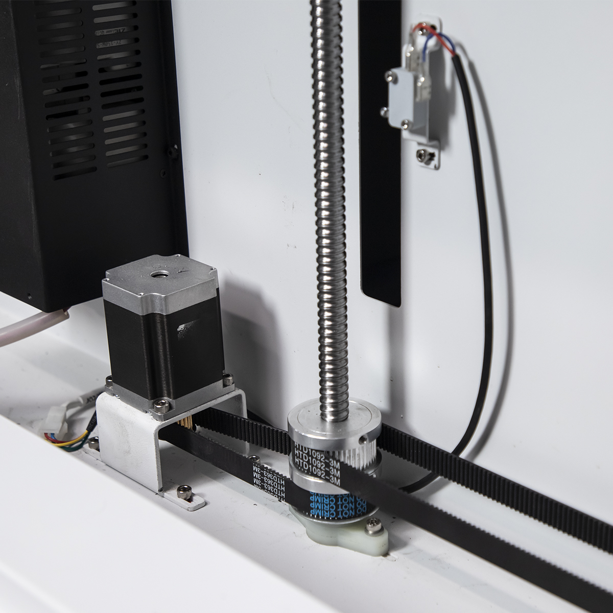 Ploter co2 Jowuey widok na silnik odpowiedzialny za stół roboczy góra dół